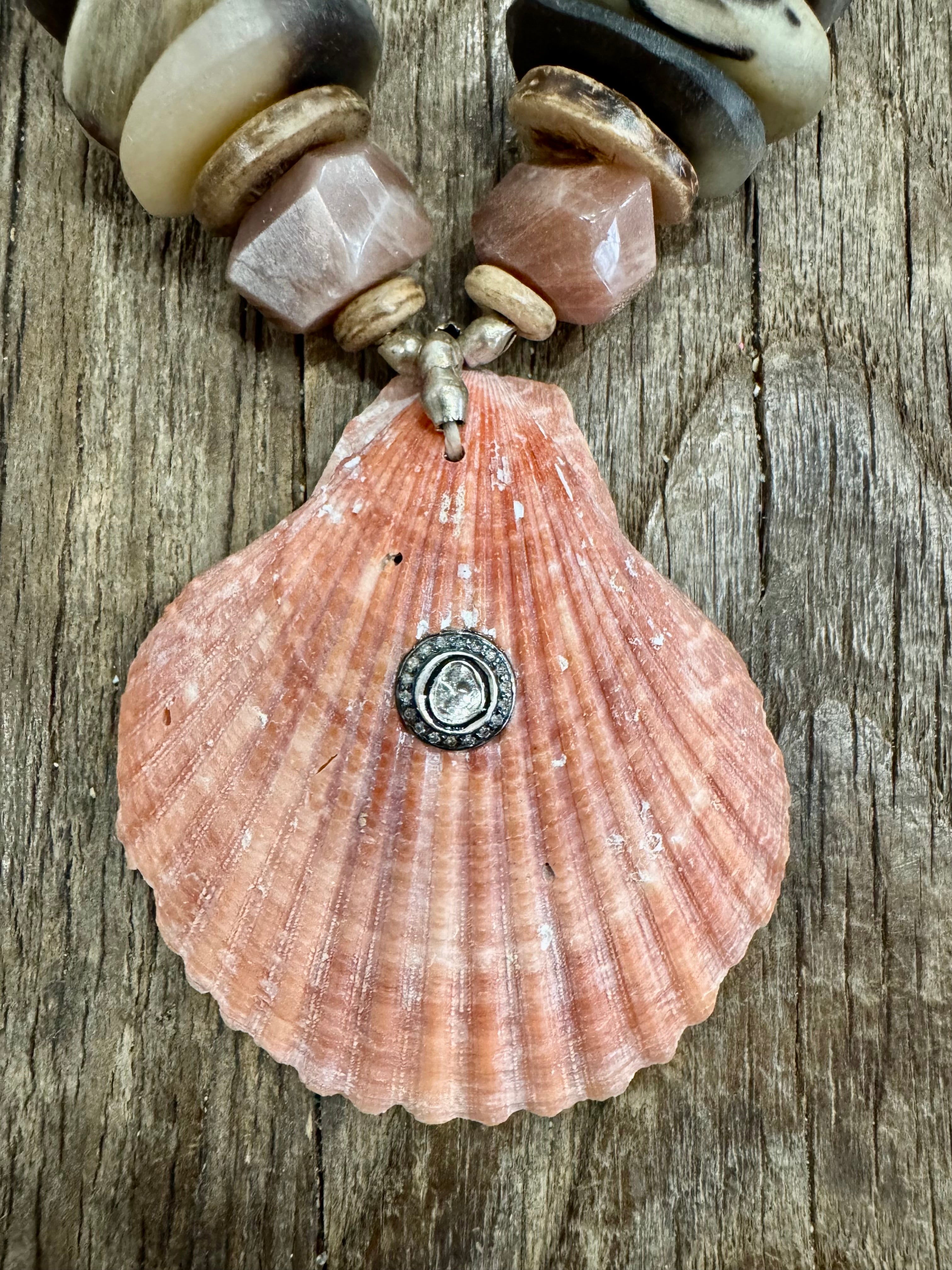 Mid Shell Necklace | Coral | T&T x S.Carter